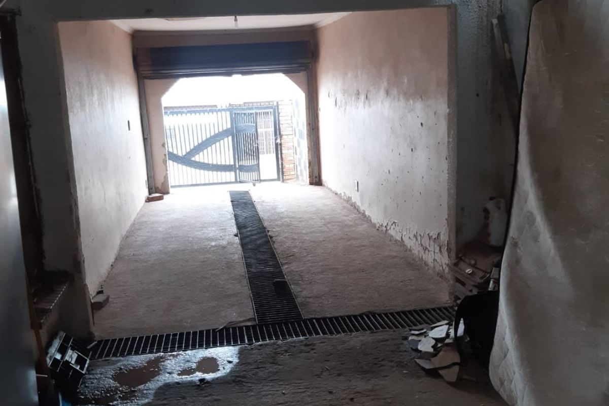 GORGEOUS 3  BEDROOM FACE BRICK HOUSE IN THULANI/SNAKEPK - Photo 5