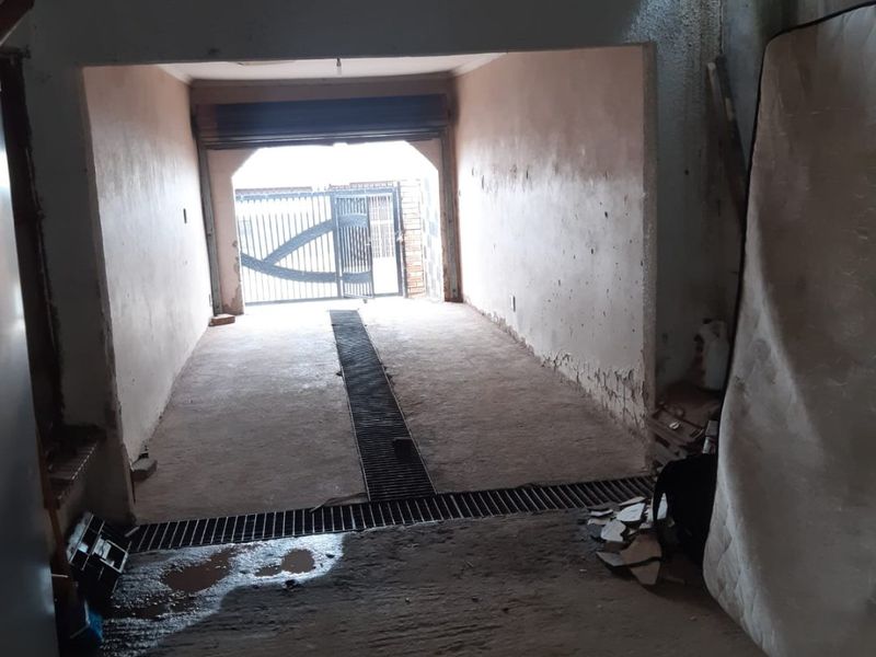 GORGEOUS 3  BEDROOM FACE BRICK HOUSE IN THULANI/SNAKEPK - Photo 5