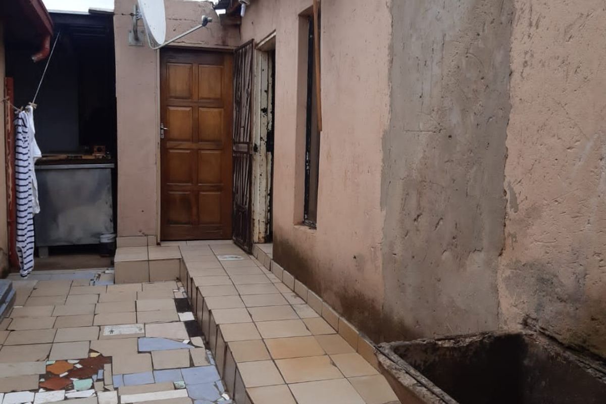 GORGEOUS 3  BEDROOM FACE BRICK HOUSE IN THULANI/SNAKEPK - Photo 2