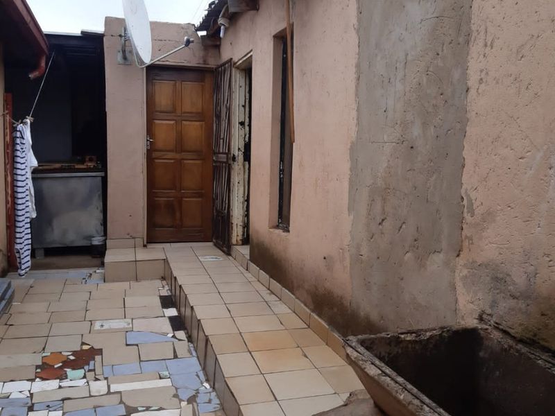 GORGEOUS 3  BEDROOM FACE BRICK HOUSE IN THULANI/SNAKEPK - Photo 2