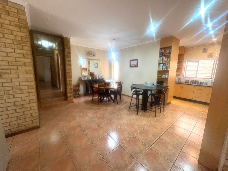 A Well Established 3 Bed 2 Bath Low-Maintenance Face-Brick Home For Sale in Helderkruin - Photo 9