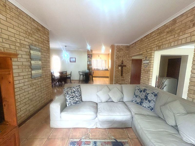 A Well Established 3 Bed 2 Bath Low-Maintenance Face-Brick Home For Sale in Helderkruin - Photo 8