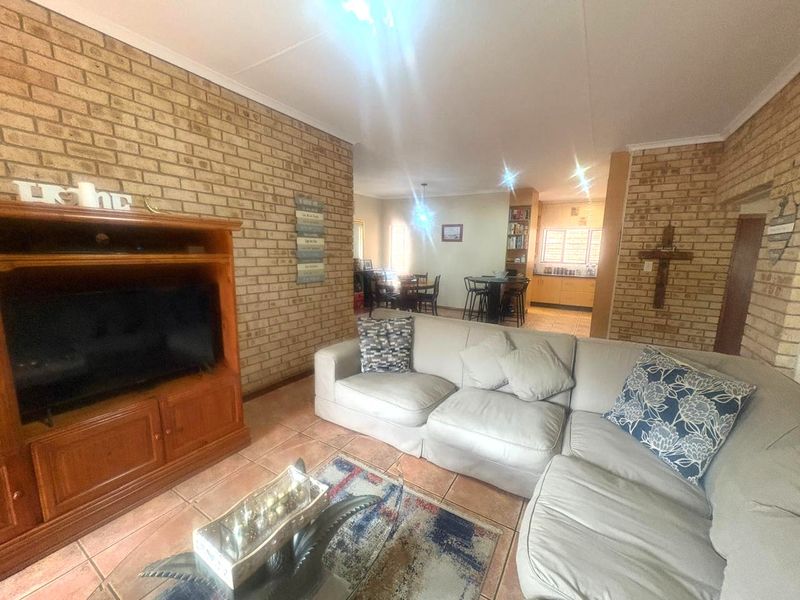 A Well Established 3 Bed 2 Bath Low-Maintenance Face-Brick Home For Sale in Helderkruin - Photo 7