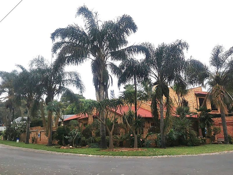 A Well Established 3 Bed 2 Bath Low-Maintenance Face-Brick Home For Sale in Helderkruin - Photo 1