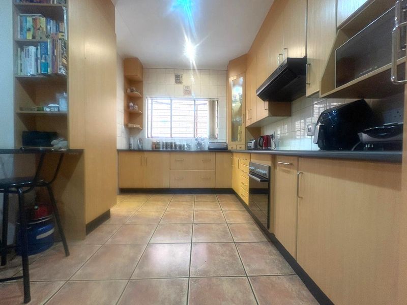 A Well Established 3 Bed 2 Bath Low-Maintenance Face-Brick Home For Sale in Helderkruin - Photo 10