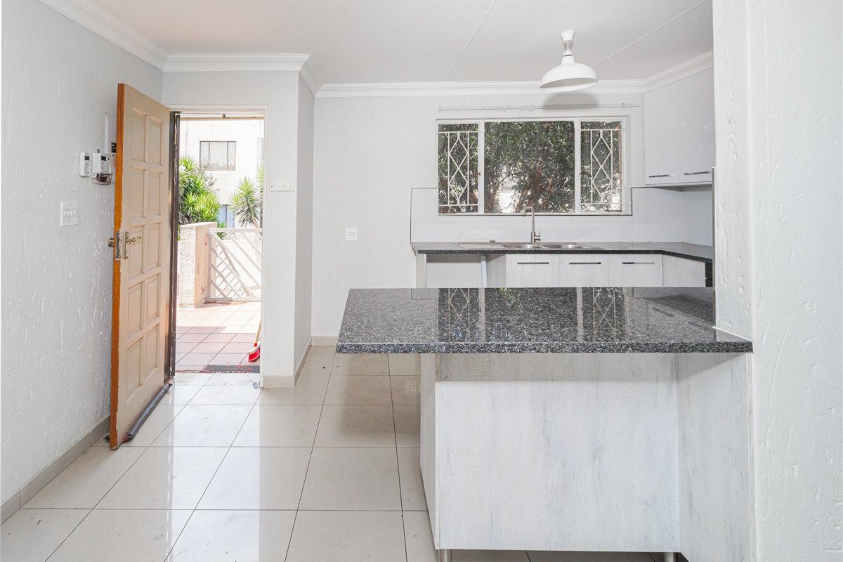 1st Floor newly renovated unit - 2 bedroom 2 bathroom  - Photo 2