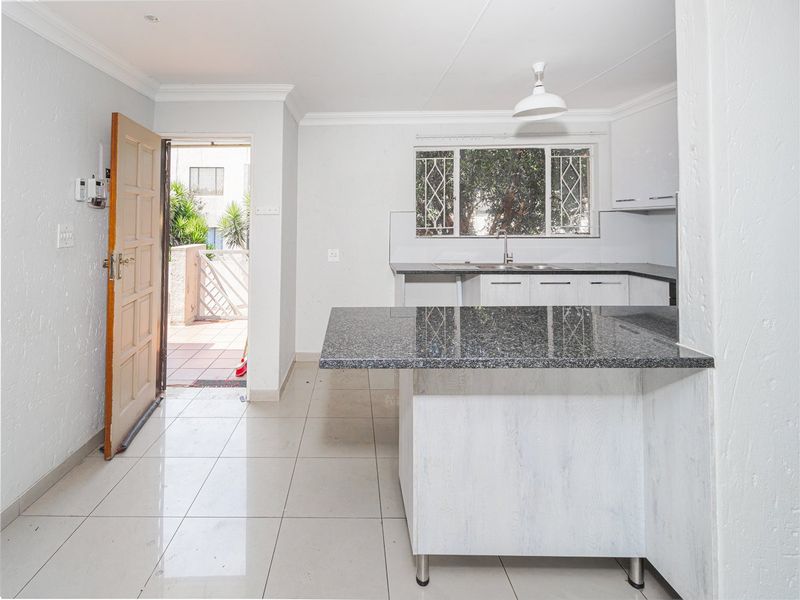 1st Floor newly renovated unit - 2 bedroom 2 bathroom  - Photo 2