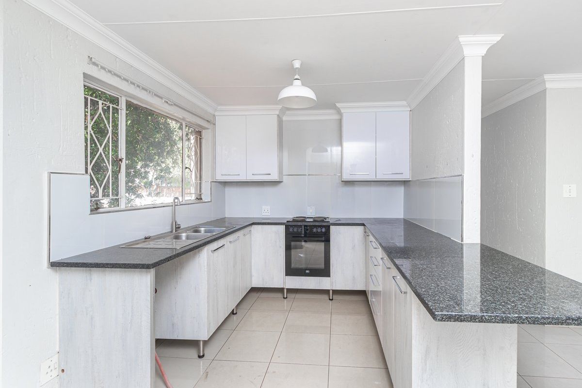 1st Floor newly renovated unit - 2 bedroom 2 bathroom  - Photo 3