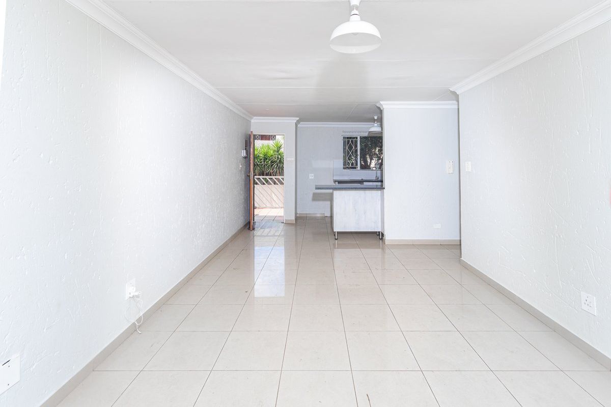 1st Floor newly renovated unit - 2 bedroom 2 bathroom  - Photo 5