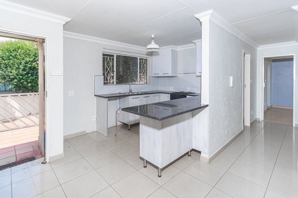 1st Floor newly renovated unit - 2 bedroom 2 bathroom  - Photo 4