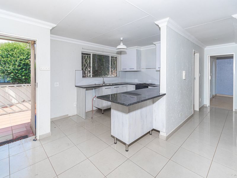 1st Floor newly renovated unit - 2 bedroom 2 bathroom  - Photo 4