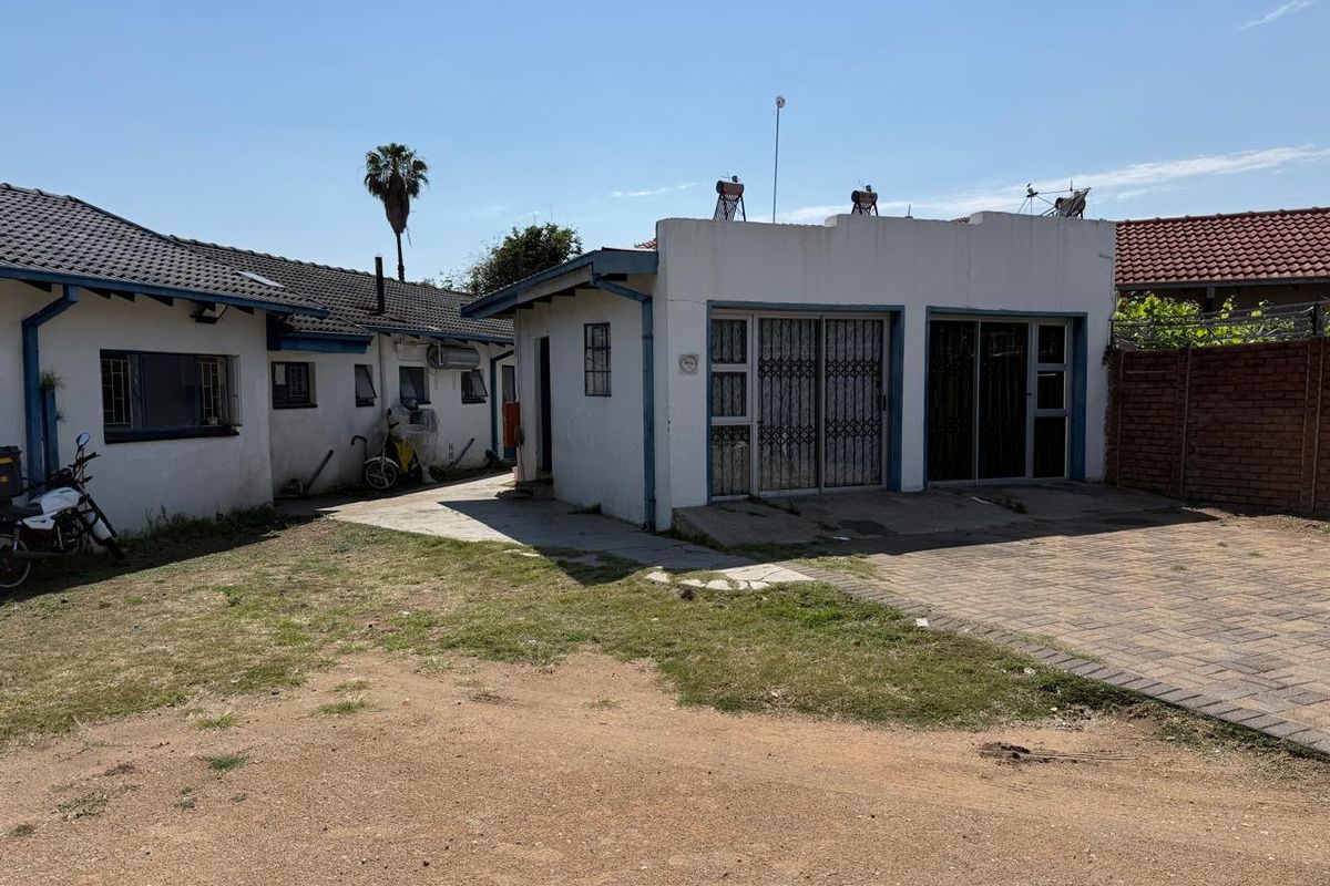 SOLE MANDATE-THE BEST OF BOTH WORLDS IN PENINA PARK - Photo 2