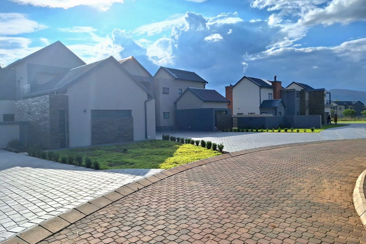 BRAND NEW MODERN DOUBLE STOREY HOUSE – LA CAMARGUE PRIVATE  COUNTRY ESTATE. - Photo 3