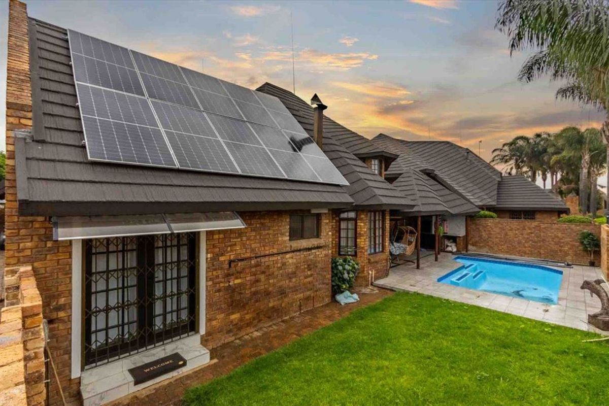 Spacious Family Home with Modern Features and Pool - Photo 3