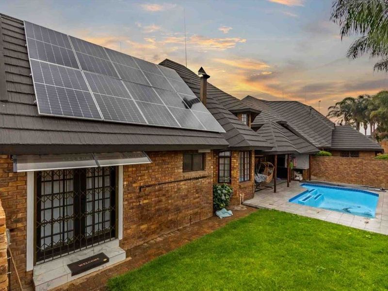 Spacious Family Home with Modern Features and Pool - Photo 3