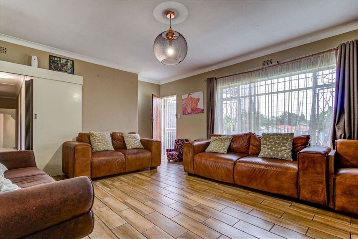 Spacious Family Residence with Modern Comfort and Style - Photo 2