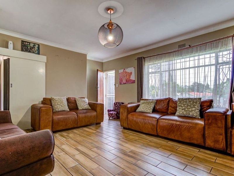 Spacious Family Residence with Modern Comfort and Style - Photo 2