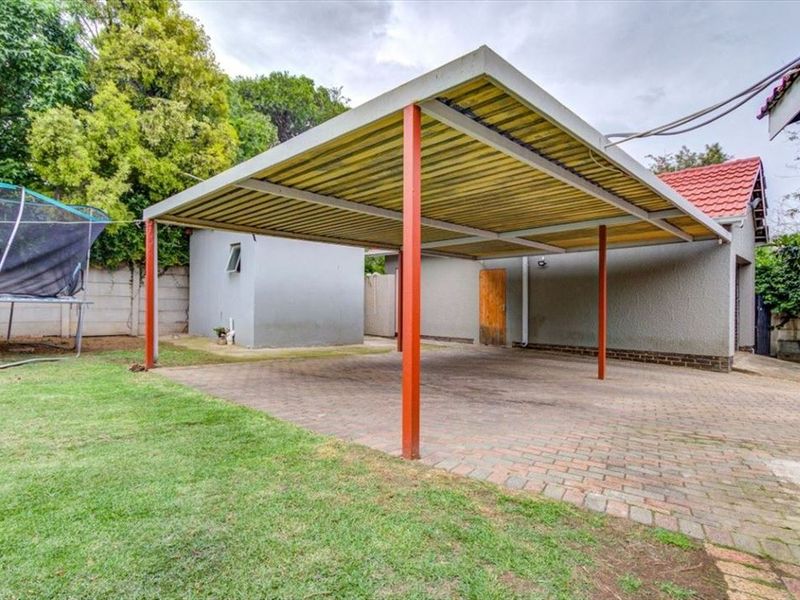 Spacious Family Residence with Modern Comfort and Style - Photo 3