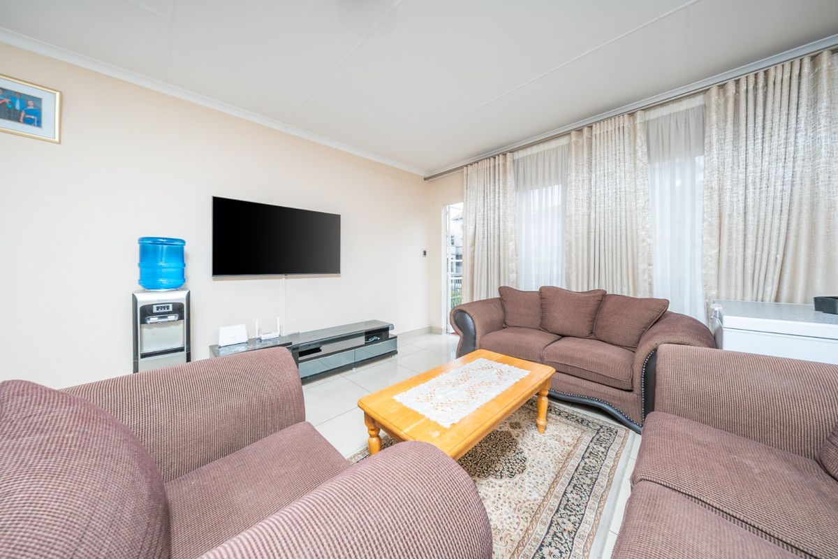 Modern Two Bedroom Townhouse For Sale in Eden Terrace! Don't Miss Out!! - Photo 3