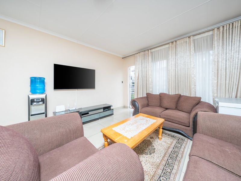 Modern Two Bedroom Townhouse For Sale in Eden Terrace! Don't Miss Out!! - Photo 3