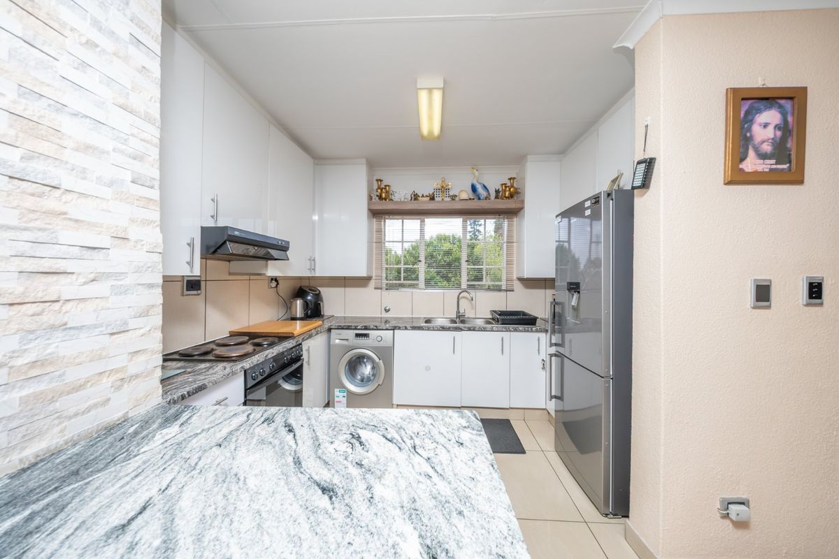 Modern Two Bedroom Townhouse For Sale in Eden Terrace! Don't Miss Out!! - Photo 5