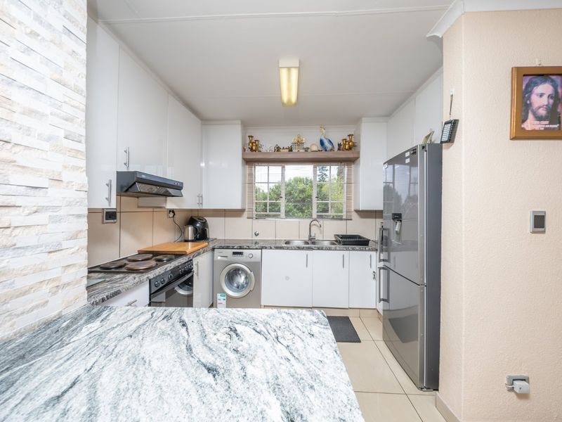 Modern Two Bedroom Townhouse For Sale in Eden Terrace! Don't Miss Out!! - Photo 5