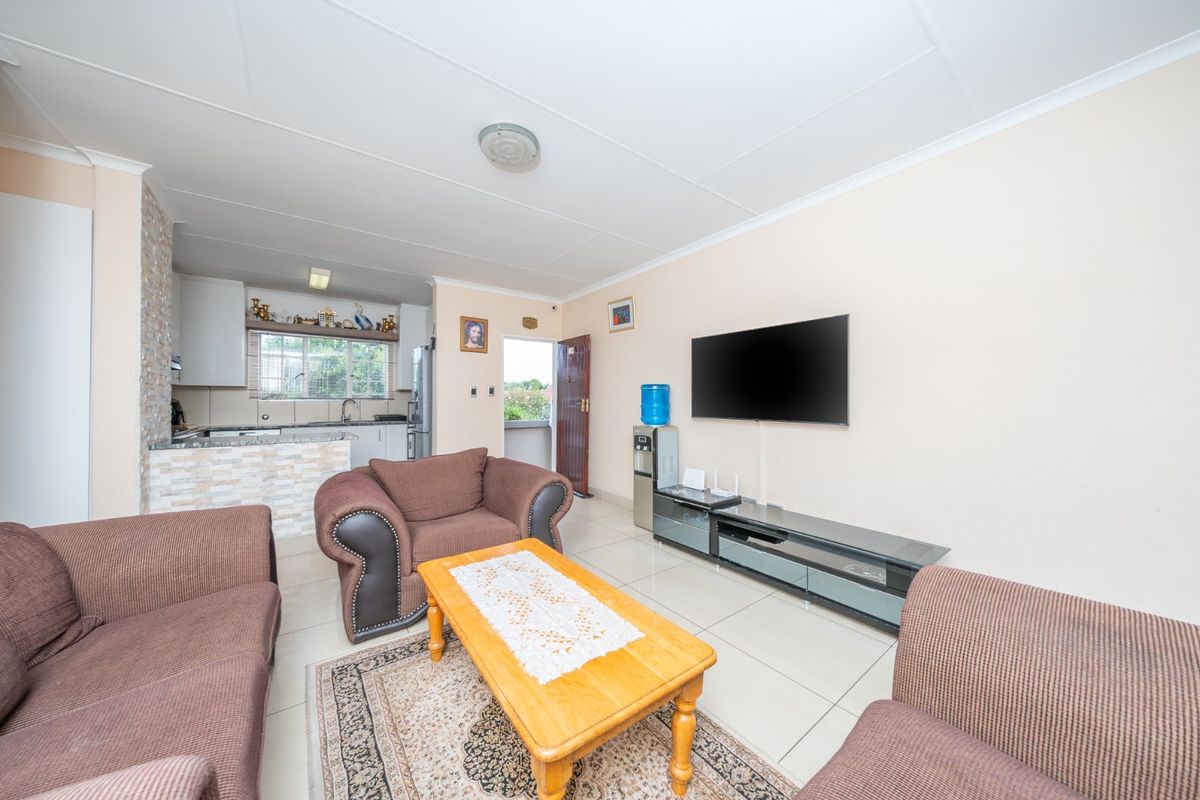 Modern Two Bedroom Townhouse For Sale in Eden Terrace! Don't Miss Out!! - Photo 4