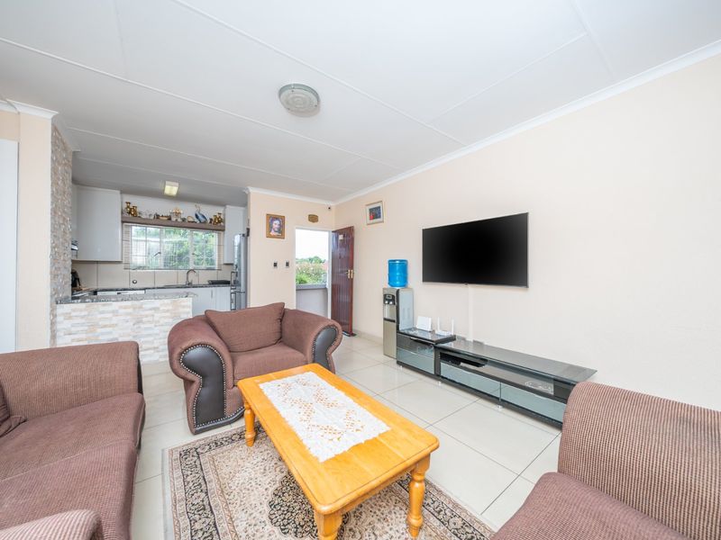 Modern Two Bedroom Townhouse For Sale in Eden Terrace! Don't Miss Out!! - Photo 4