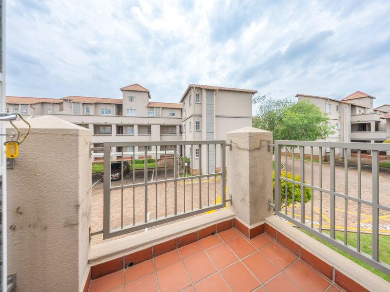 Modern Two Bedroom Townhouse For Sale in Eden Terrace! Don't Miss Out!! - Photo 10