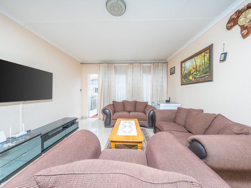 Modern Two Bedroom Townhouse For Sale in Eden Terrace! Don't Miss Out!! - Photo 9