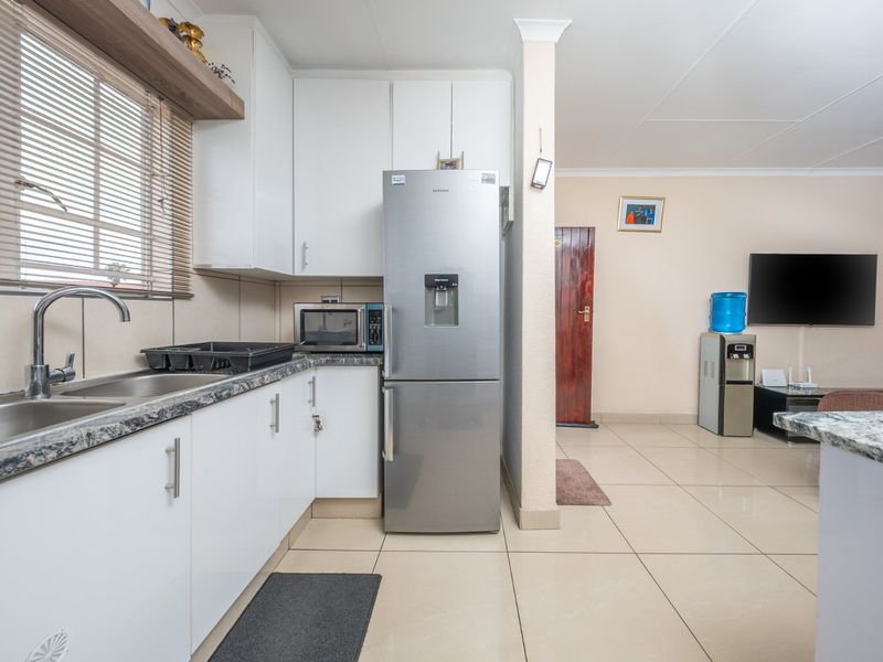 Modern Two Bedroom Townhouse For Sale in Eden Terrace! Don't Miss Out!! - Photo 7