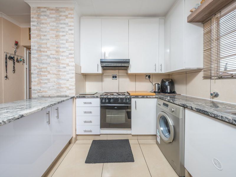 Modern Two Bedroom Townhouse For Sale in Eden Terrace! Don't Miss Out!! - Photo 6