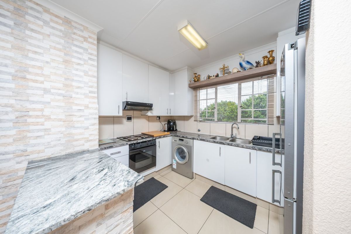 Modern Two Bedroom Townhouse For Sale in Eden Terrace! Don't Miss Out!! - Photo 2