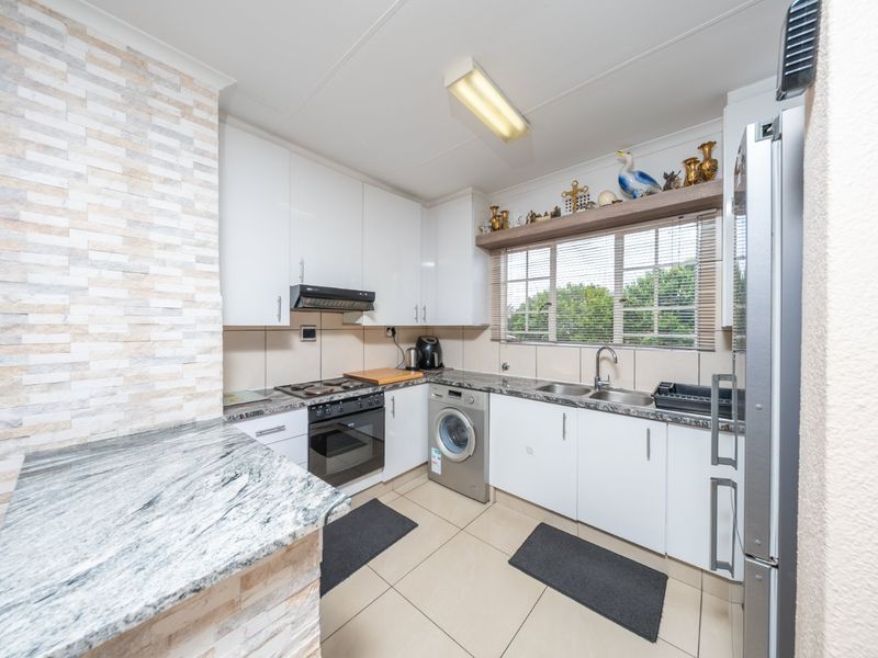 Modern Two Bedroom Townhouse For Sale in Eden Terrace! Don't Miss Out!! - Photo 2