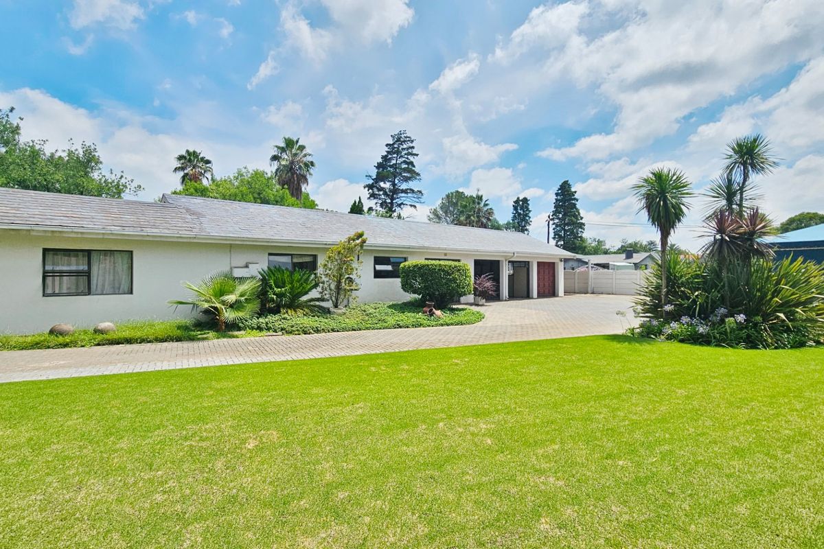 An impressive residence in Three Rivers Proper. - Photo 4