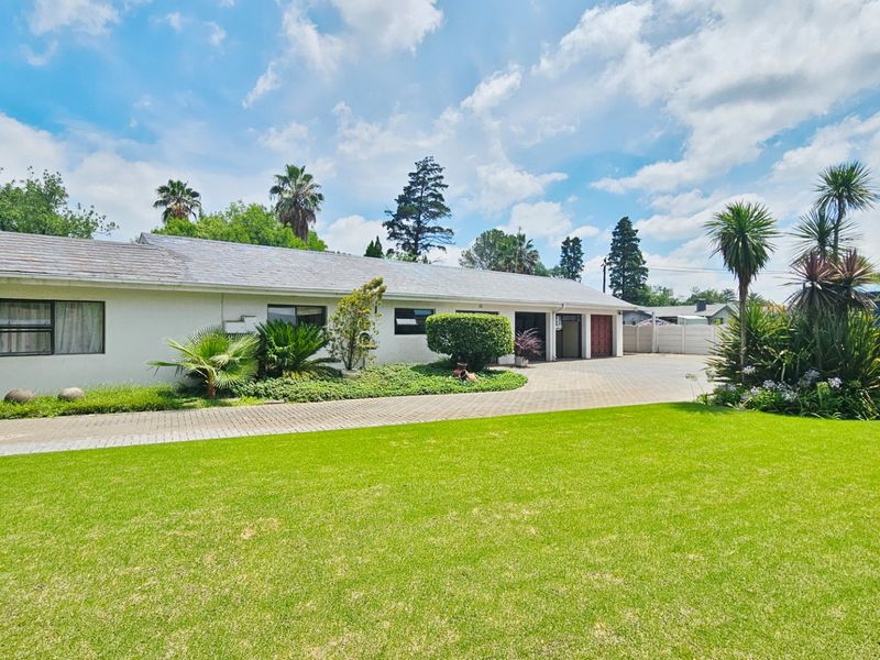 An impressive residence in Three Rivers Proper. - Photo 4