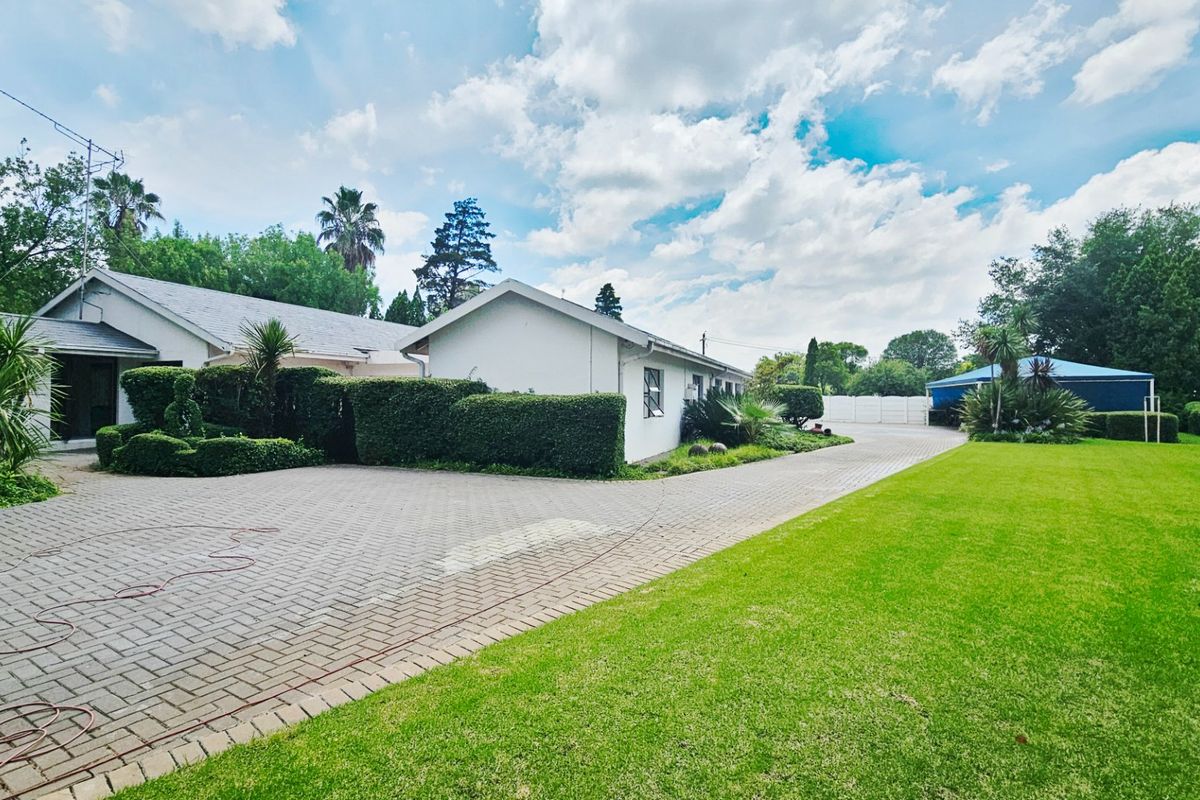 An impressive residence in Three Rivers Proper. - Photo 2
