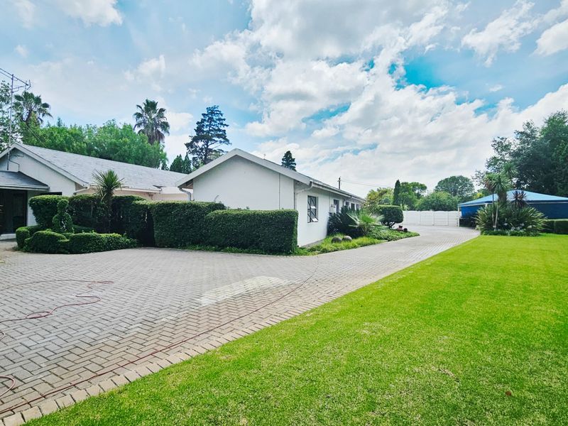 An impressive residence in Three Rivers Proper. - Photo 2