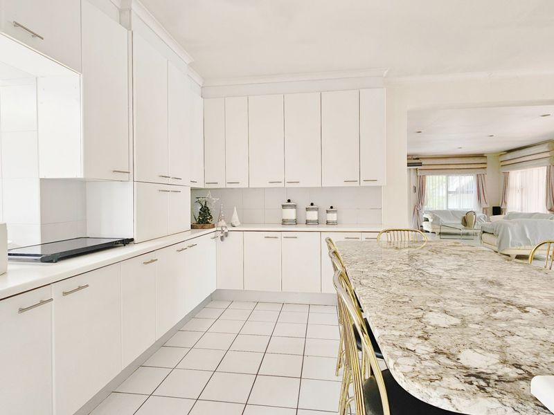 An impressive residence in Three Rivers Proper. - Photo 10
