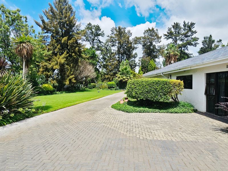 An impressive residence in Three Rivers Proper. - Photo 7