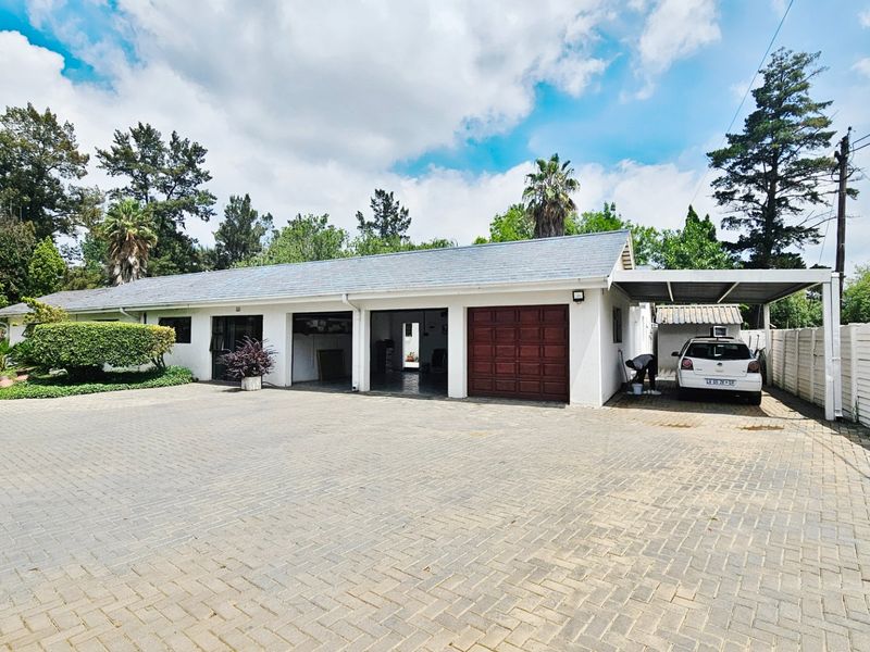An impressive residence in Three Rivers Proper. - Photo 6