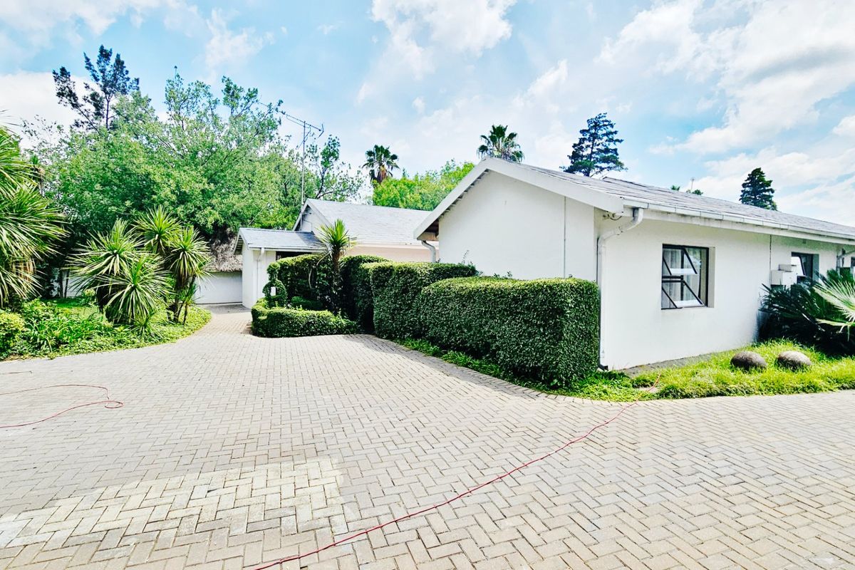 An impressive residence in Three Rivers Proper. - Photo 3