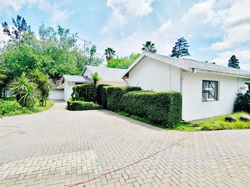An impressive residence in Three Rivers Proper. - Photo 3