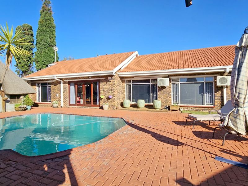 An entertainer’s dream home in Falcon Ridge. - Photo 6