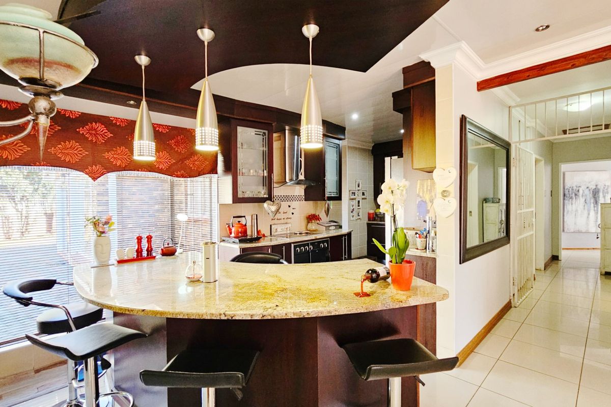 An entertainer’s dream home in Falcon Ridge. - Photo 4