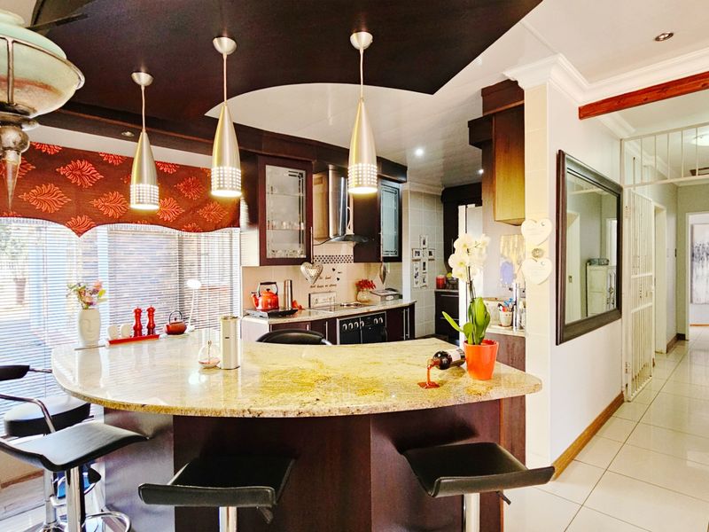 An entertainer’s dream home in Falcon Ridge. - Photo 4