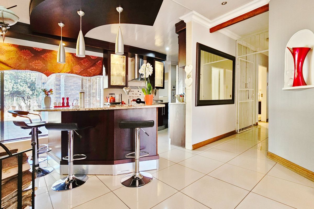 An entertainer’s dream home in Falcon Ridge. - Photo 2