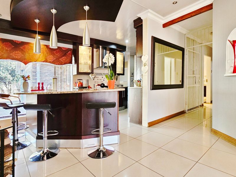 An entertainer’s dream home in Falcon Ridge. - Photo 2