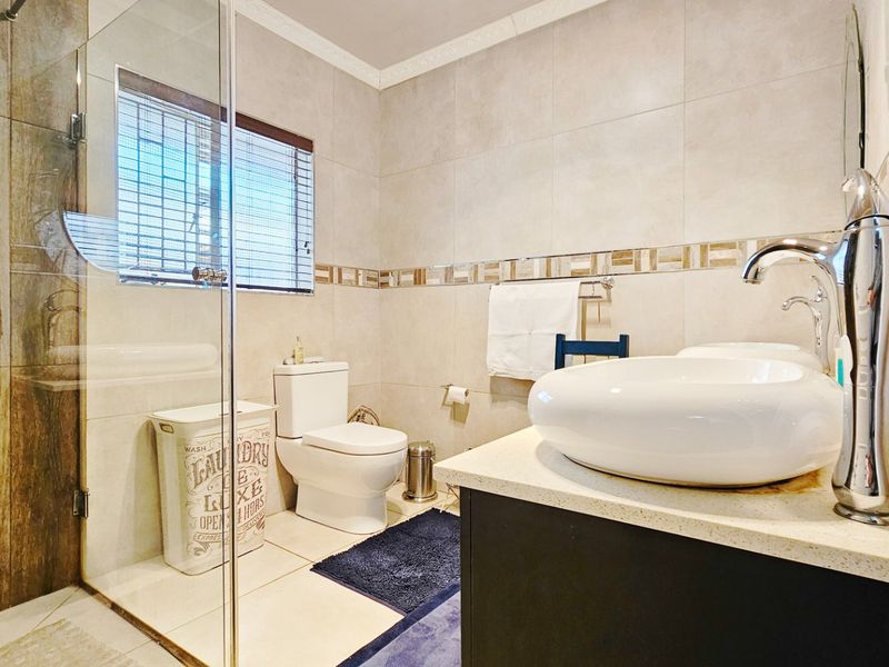 An entertainer’s dream home in Falcon Ridge. - Photo 3