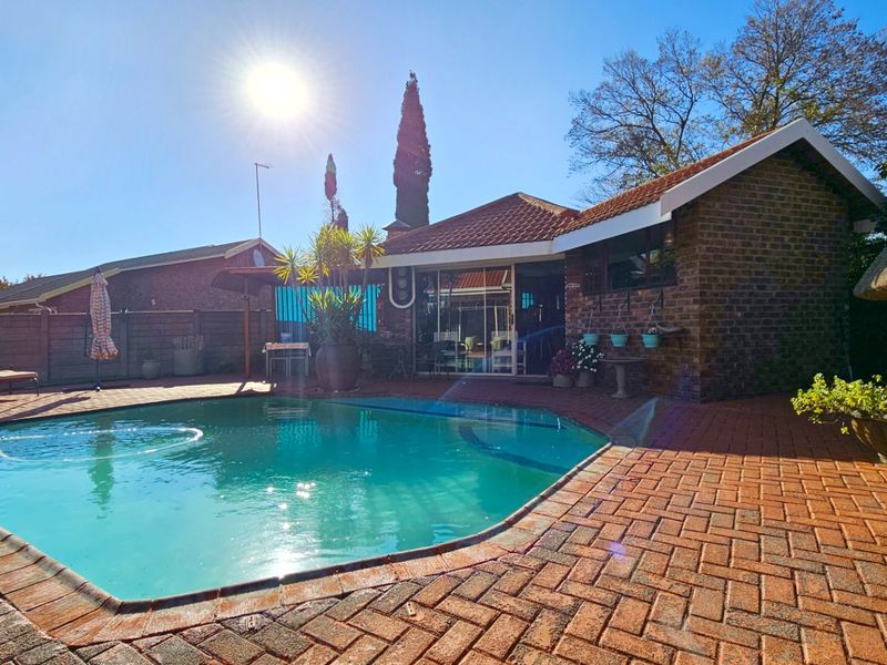 An entertainer’s dream home in Falcon Ridge. - Photo 7